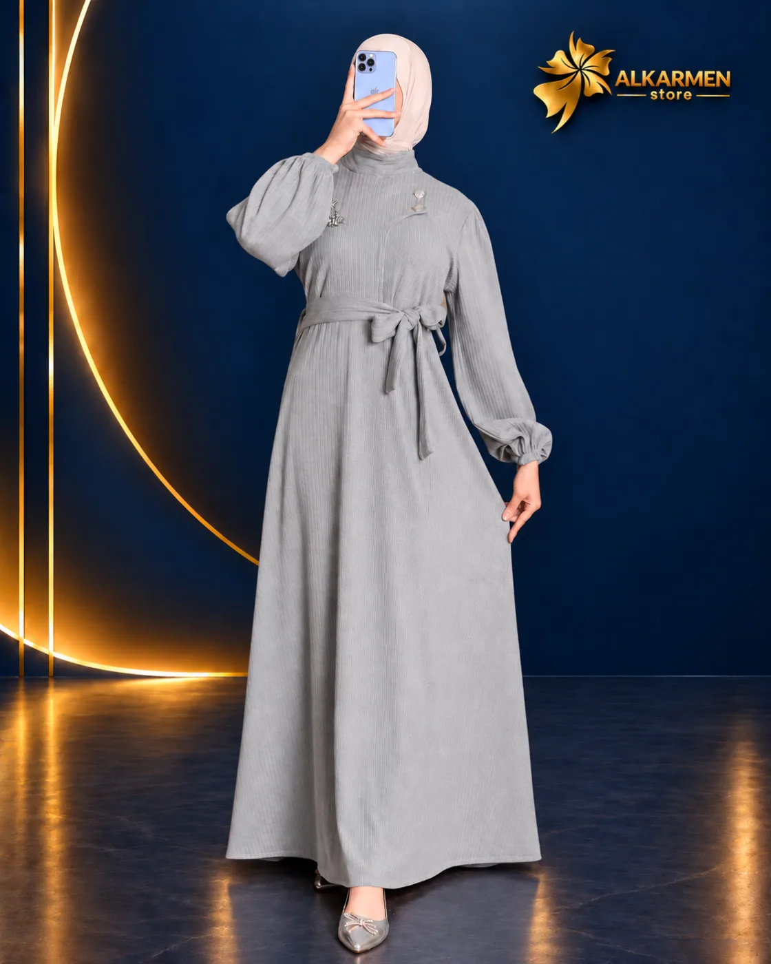 فستان زرين مع بروش صدر